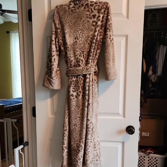 Natori Animal Print Plush Robe - Picture 2 of 8